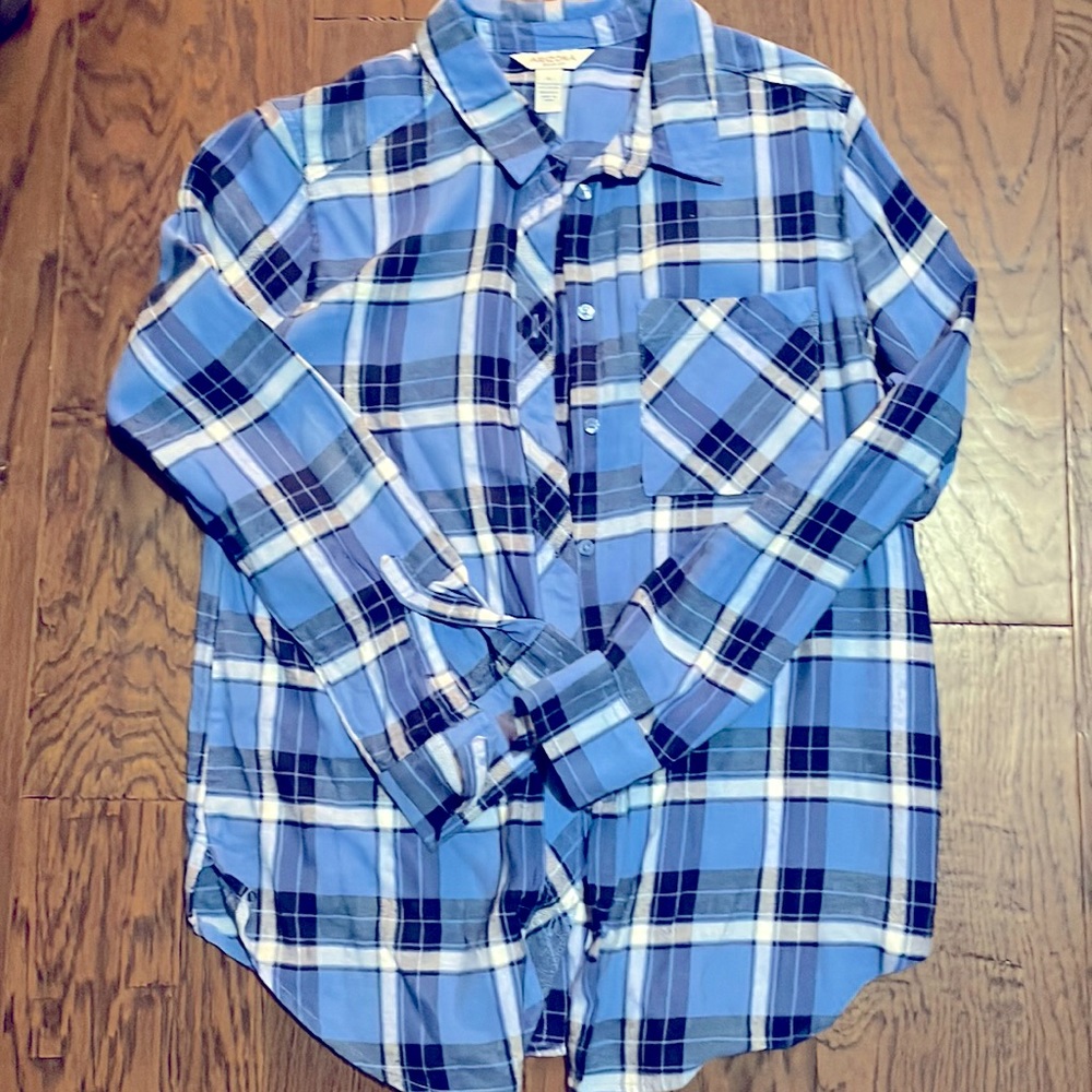 Arizona Jean Co women’s medium light blue button up flannel Nearly new worn once